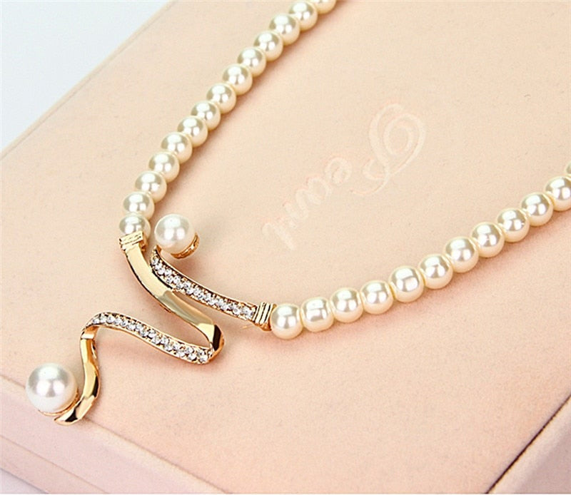 Set of Natural Pearl Necklace and Earrings - Lysanne-Nora Luxe