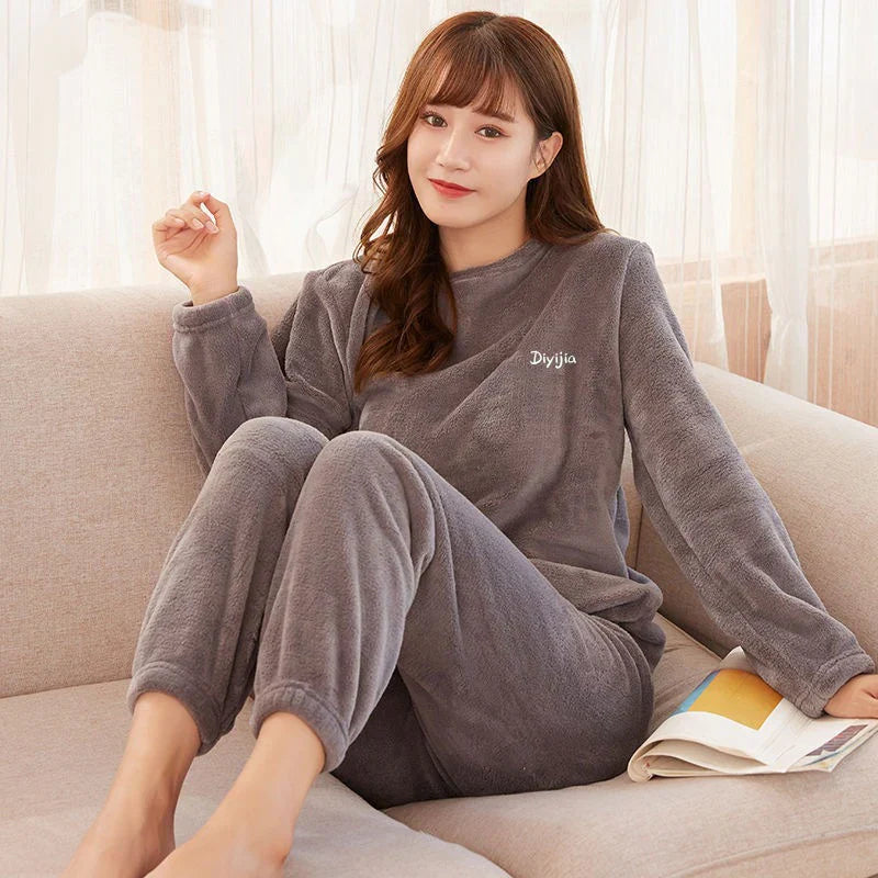 Soft Women's Pajama Set with Classic Style - Olytrend