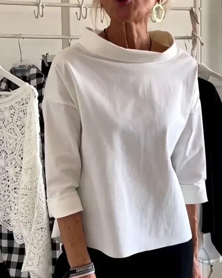 Relaxed Fit Blouse with Classic Collar and Chic Neckline