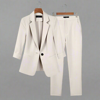 Kvindedragt - Elegant Blazer med Knap - Slim Fit Bukser - Nocini