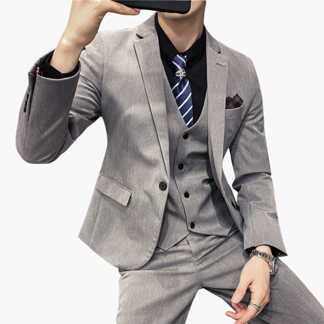 Timeless 3-Piece Mens Suit with Sophisticated Look