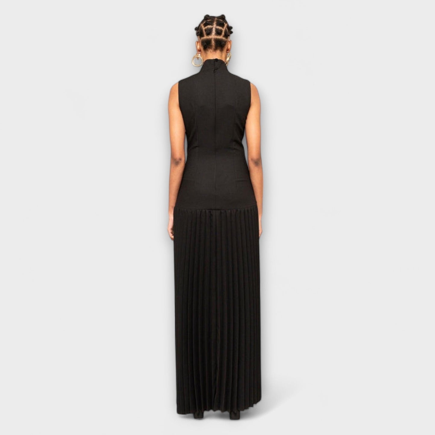 Elegant Long Dress with Pleats and Trendy Cutouts