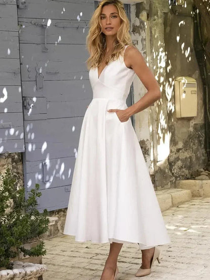 Chic Midi Dress with V-Neck and Pockets - Nocini
