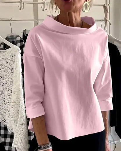 Relaxed Fit Blouse with Classic Collar and Chic Neckline