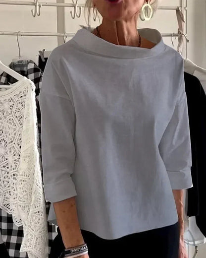 Relaxed Fit Blouse with Classic Collar and Chic Neckline