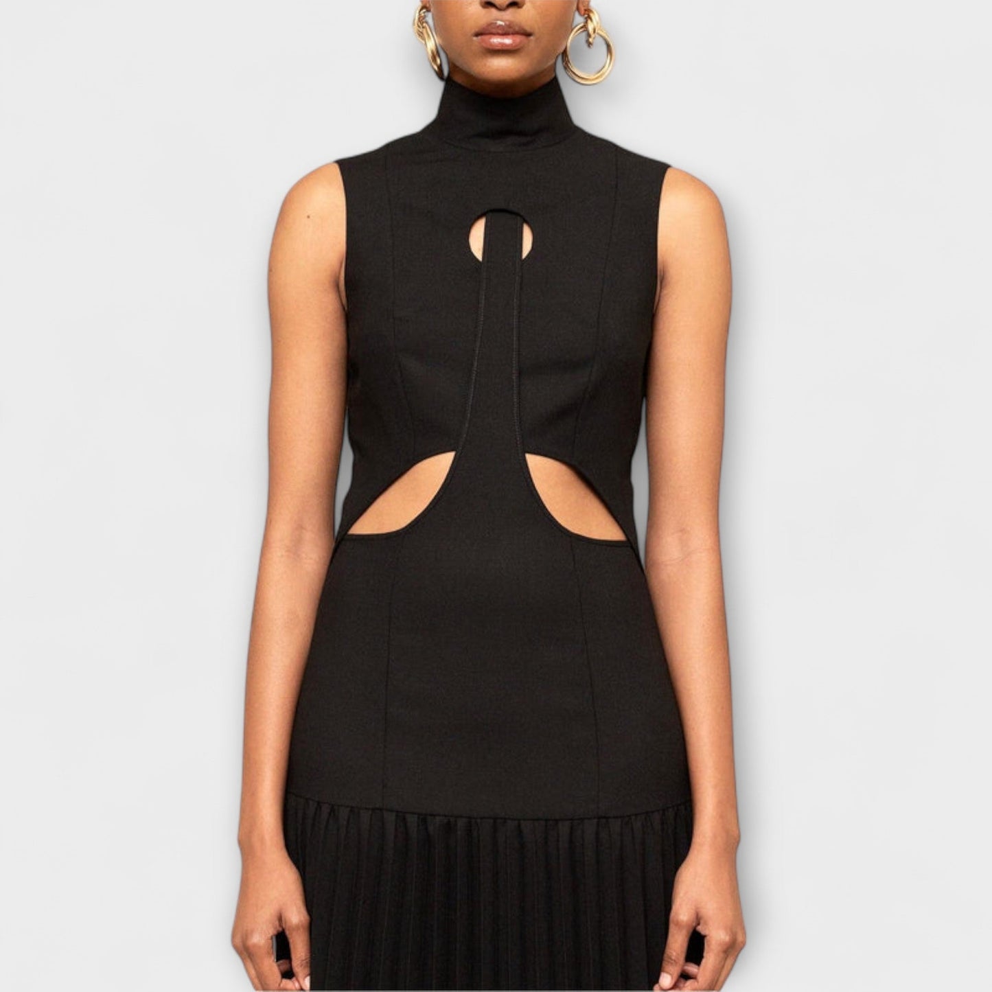 Elegant Long Dress with Pleats and Trendy Cutouts