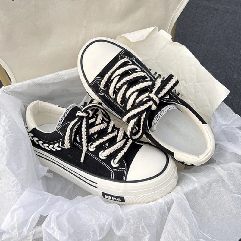 Comfortable Casual Lace Up Sneakers - Olytrend