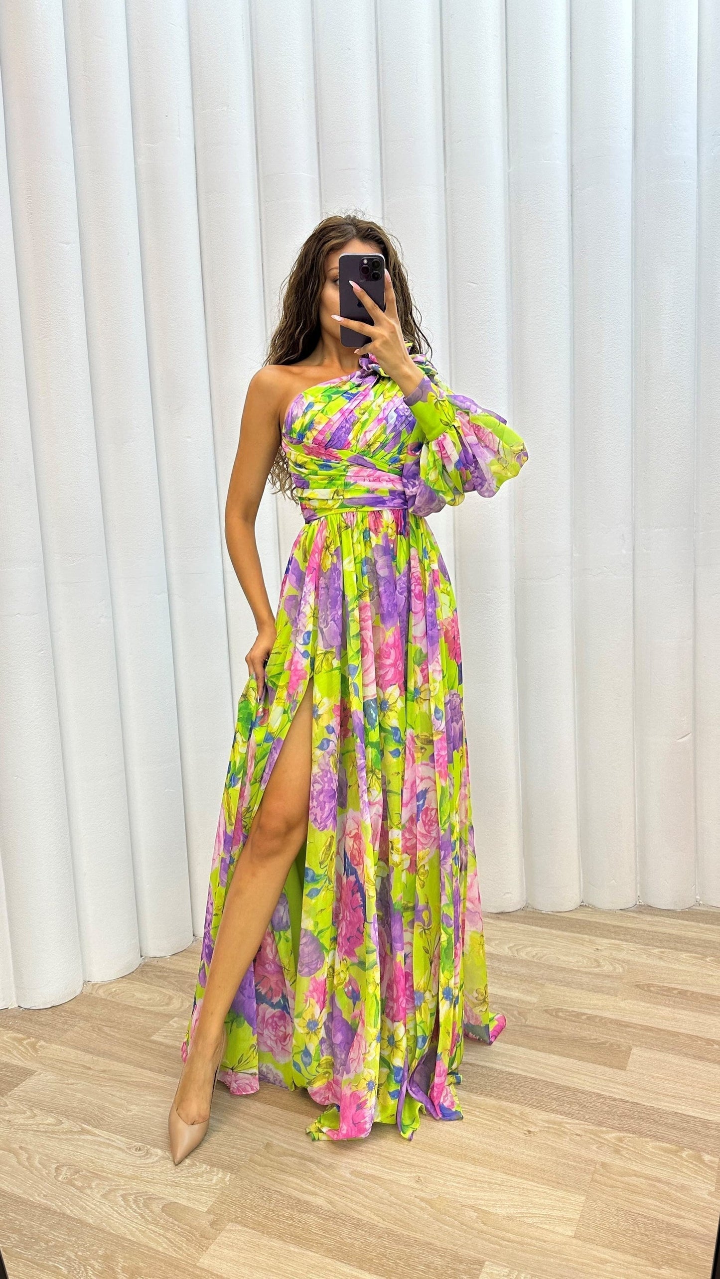 Elegant Maxi Dress with Flowy Long Sleeves