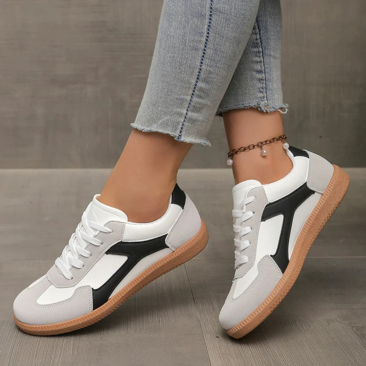 Fashionable Women's Lace Up Running Shoes