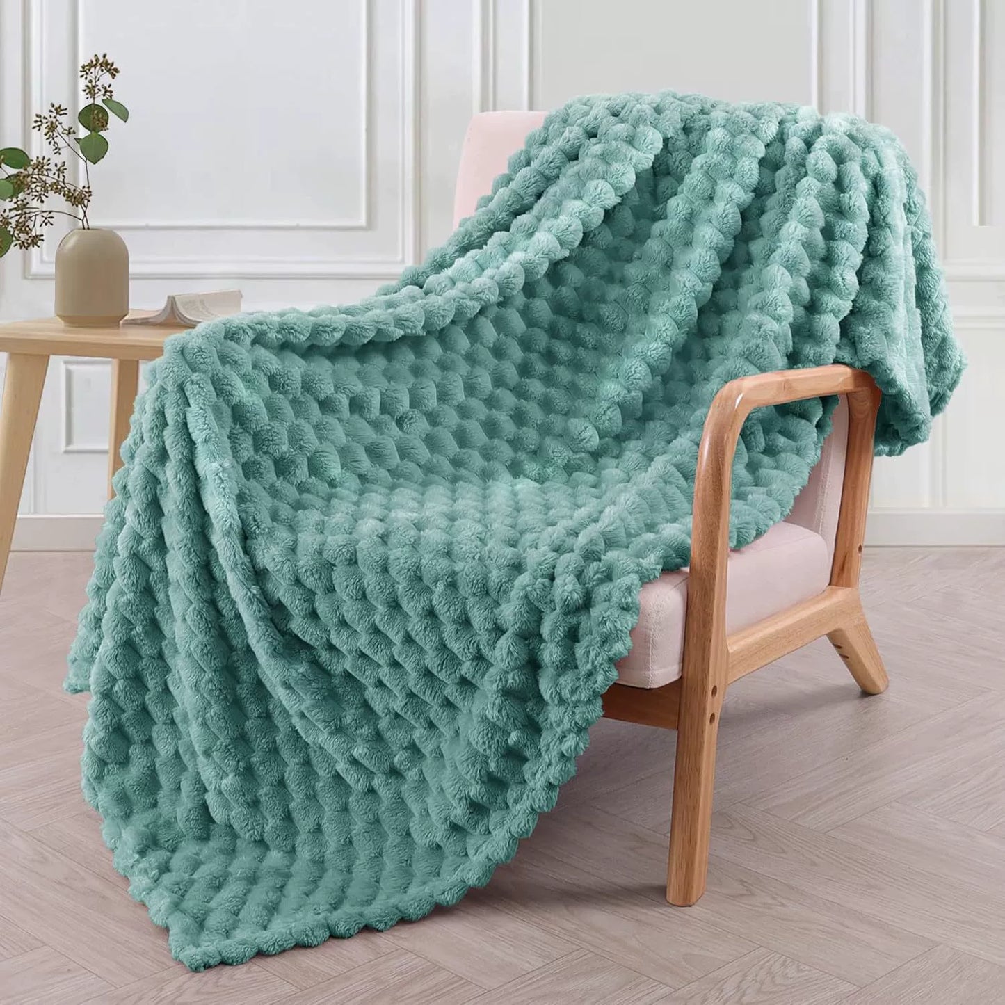 Soft Plush Fleece Throw Blanket With Bubble Pattern