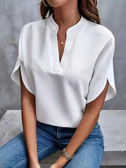 Elegant Women's Blouse with Fitted Style