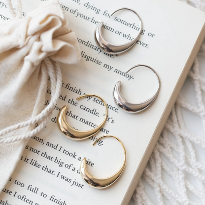 Luxurious Yellow Gold Stud Earrings
