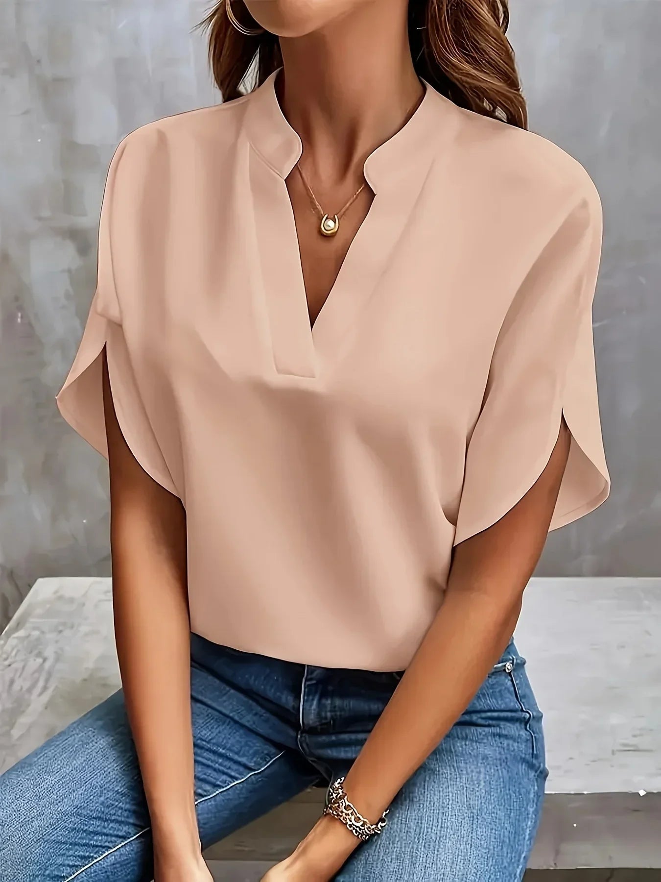 Elegant Women's Blouse with Fitted Style