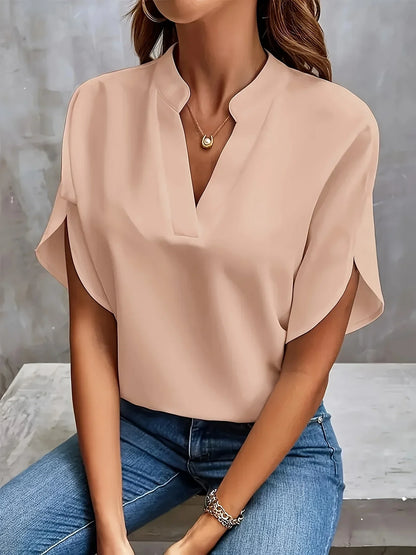 Elegant Women's Blouse with Fitted Style