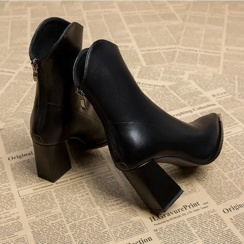 Metal Toe Chelsea Style Leather Ankle Boot
