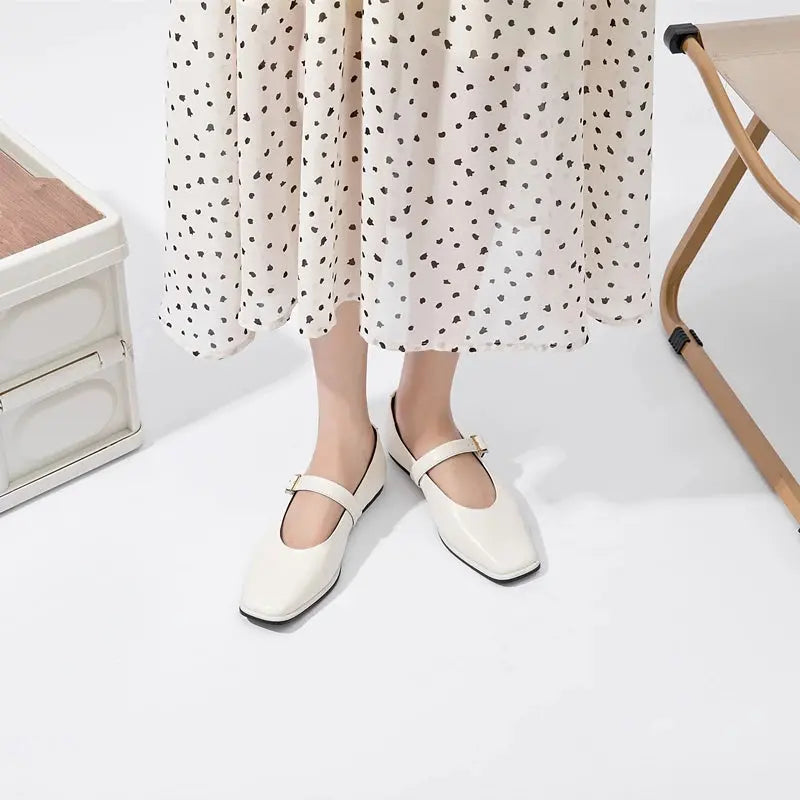 Classic Round Toe Comfortable Women's Flats - Nocini