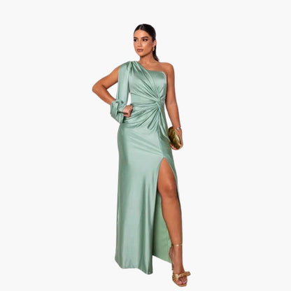 Elegant Strapless Formal Gown with Fitted Waist