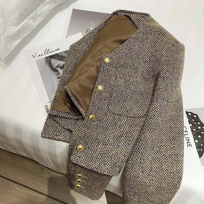 Elegant Ladies Tailored Jacket with Metallic Buttons