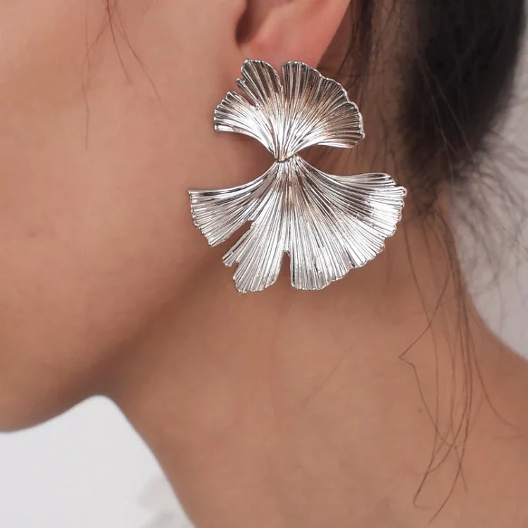 Delicate Floral Earrings in Gold and Silver - Pexav