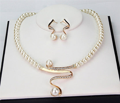Set of Natural Pearl Necklace and Earrings - Lysanne-Nora Luxe