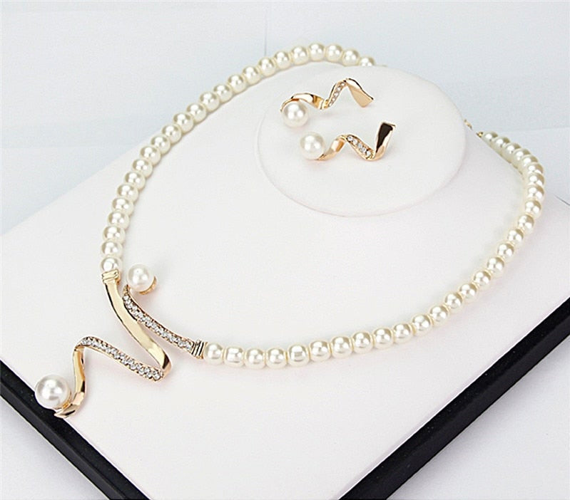 Set of Natural Pearl Necklace and Earrings - Lysanne-Nora Luxe