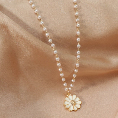 Stylish Pearl Necklace with Daisy Pendant - Flora-Nora Luxe