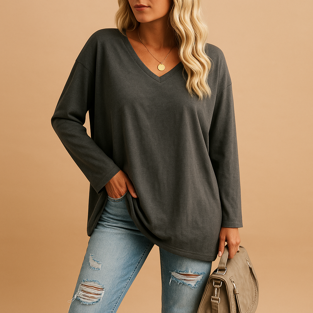 Lightweight summer top for women with round neckline and short sleeves in soft, breathable fabric, perfect for warm days and casual outfits.