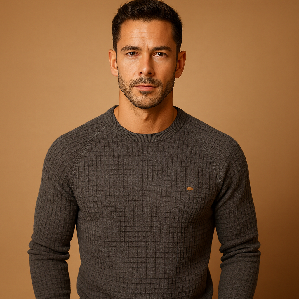 Men’s warm knitted crew neck sweater with a soft fabric and relaxed fit, ideal for autumn and winter everyday outfits.