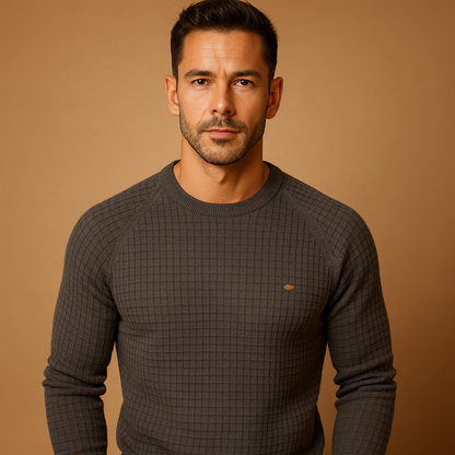Men’s warm knitted crew neck sweater with a soft fabric and relaxed fit, ideal for autumn and winter everyday outfits.