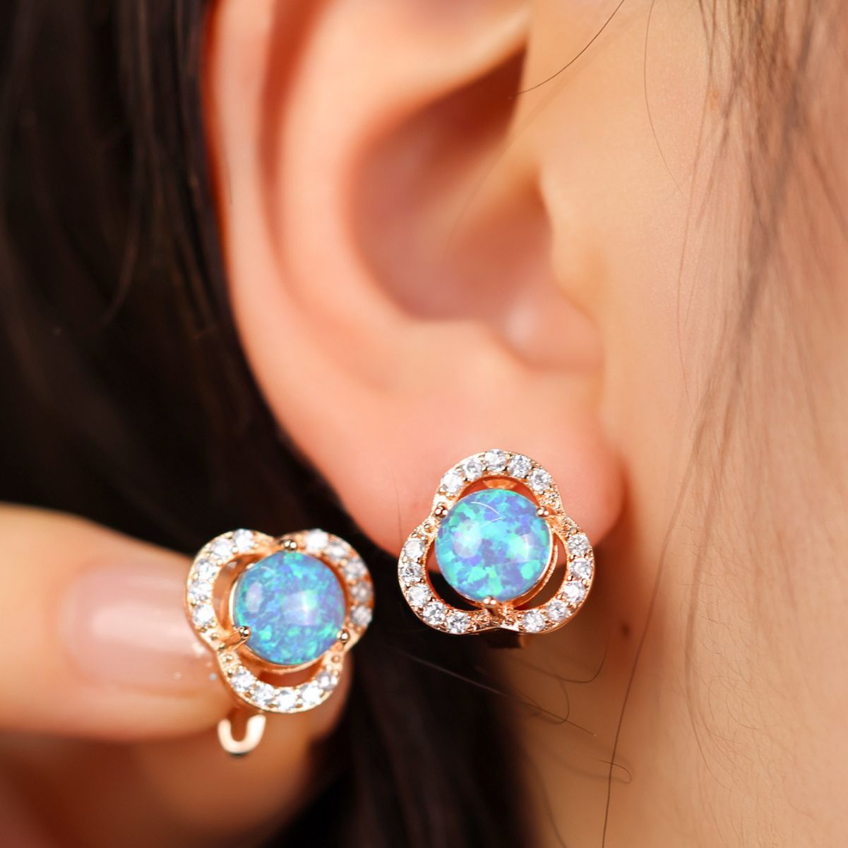 Sparkling Silver Clover Stud Earrings - Pexav